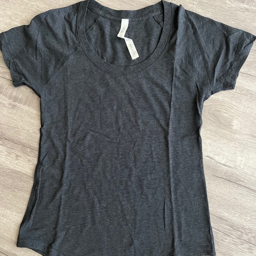 EUC Lululemon Scoop Neck Short Sleeve Heathered Grey T-Shirt Size: 6